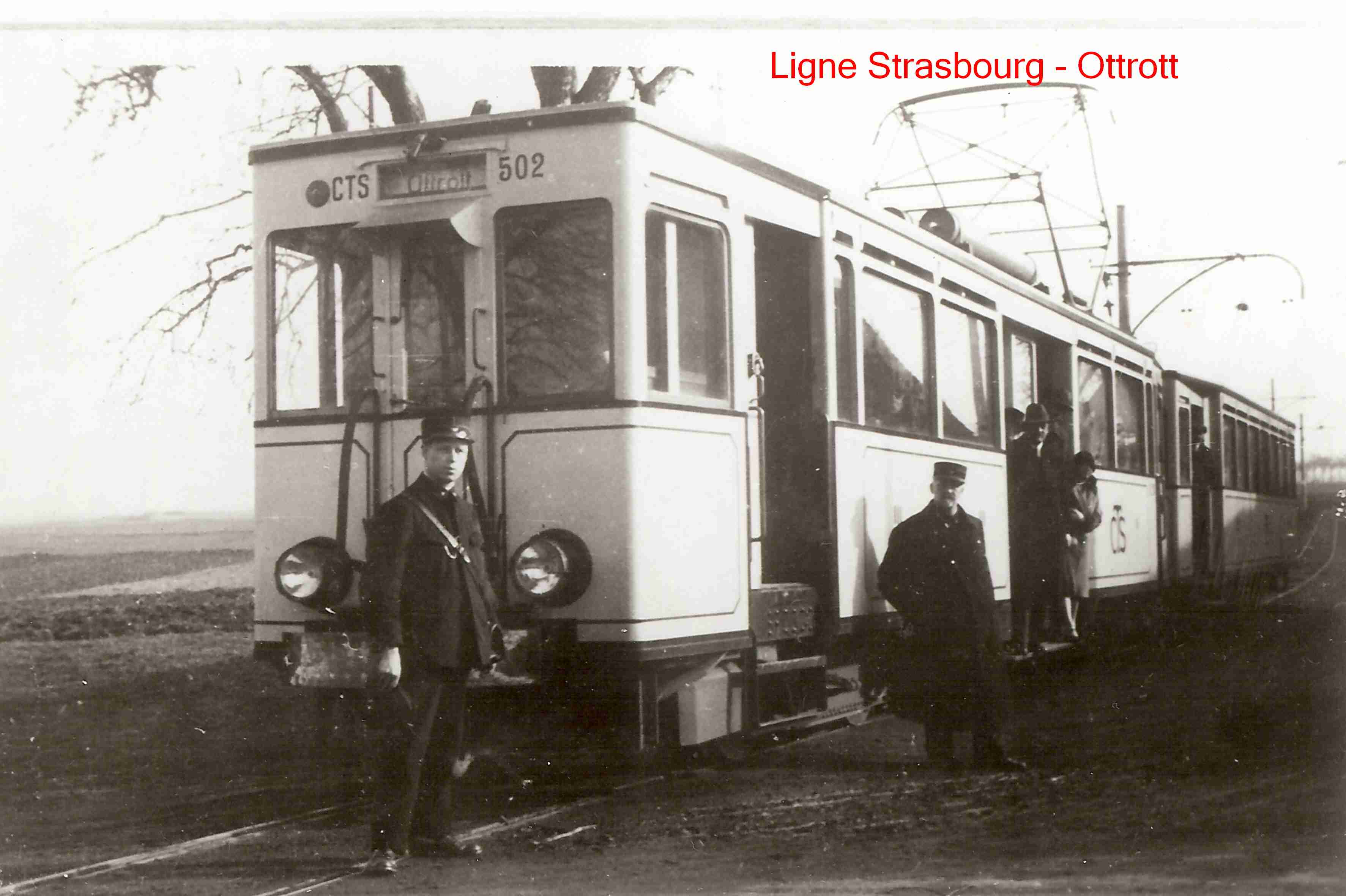 Les agents posant devant l'automotrice n° 502.